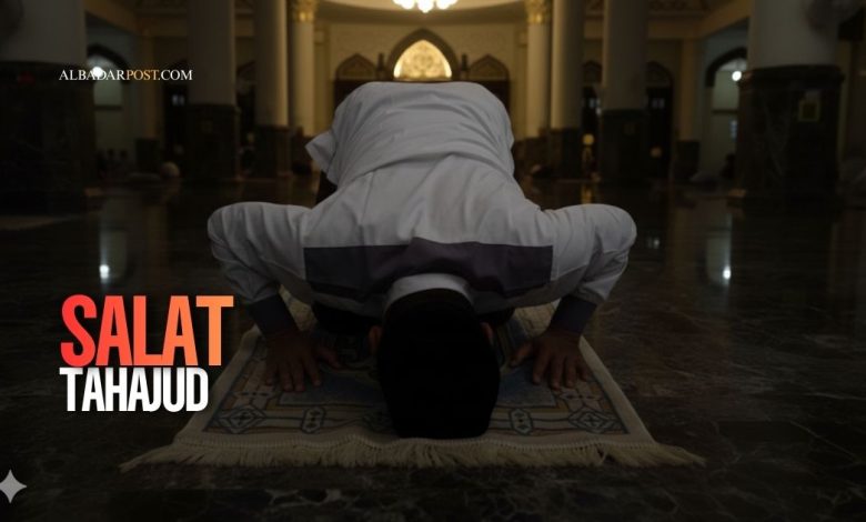 Ilustrasi seorang muslim melaksanakan salat tahajud di sepertiga malam dengan suasana tenang dan cahaya lembut yang melambangkan kekhusyukan ibadah malam.