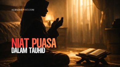 Ilustrasi seorang muslim berdoa sebelum berpuasa yang menggambarkan makna niat puasa dalam perspektif tauhid dan keikhlasan ibadah.
