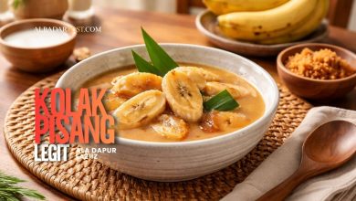 Kolak pisang santan legit dengan gula merah dan daun pandan dalam mangkuk saji hangat