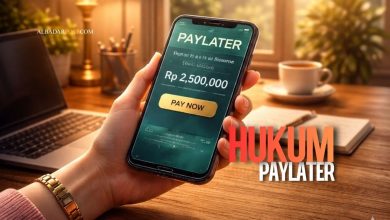 Ilustrasi transaksi paylater melalui ponsel dengan simbol timbangan hukum Islam dan Al-Qur’an di latar belakang.