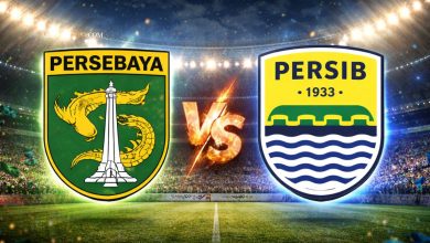 Pemain Persebaya dan Persib Bandung berebut bola dalam laga sengit Liga 1 dengan atmosfer stadion penuh.