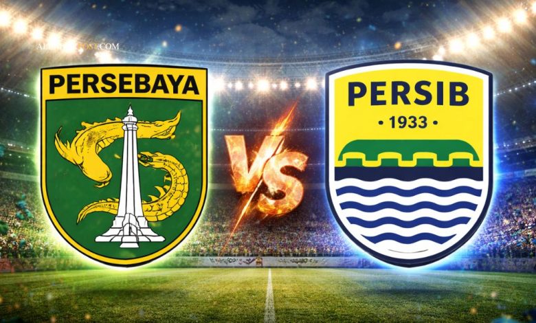Pemain Persebaya dan Persib Bandung berebut bola dalam laga sengit Liga 1 dengan atmosfer stadion penuh.