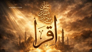 Seorang Muslim membaca Al-Quran di dalam masjid saat malam Ramadhan sebagai refleksi hikmah Nuzulul Quran.