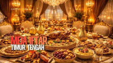 Meja Iftar Timur Tengah paling mewah dengan dekorasi emas, lampu gantung kristal, dan hidangan khas Arab premium.