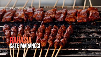 Sate Maranggi khas Purwakarta dengan potongan daging empuk, bumbu meresap, disajikan bersama sambal oncom dan nasi hangat.