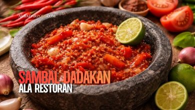 Sambal dadakan khas restoran terkenal dengan cabai segar, tomat, dan jeruk limau di atas cobek tradisional