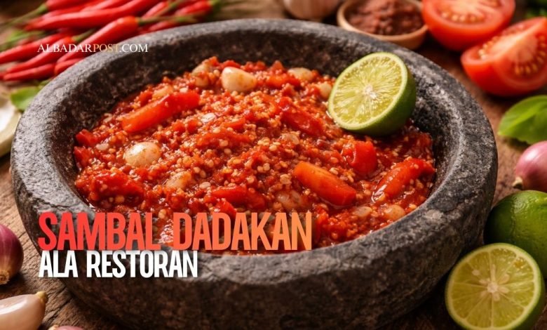 Sambal dadakan khas restoran terkenal dengan cabai segar, tomat, dan jeruk limau di atas cobek tradisional
