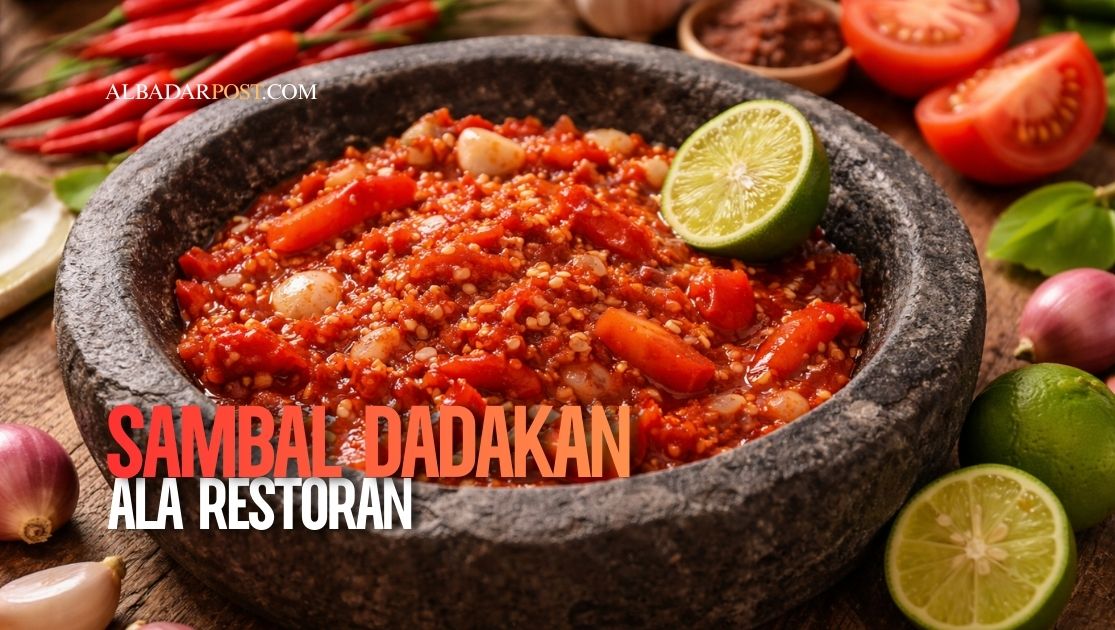 Sambal dadakan khas restoran terkenal dengan cabai segar, tomat, dan jeruk limau di atas cobek tradisional