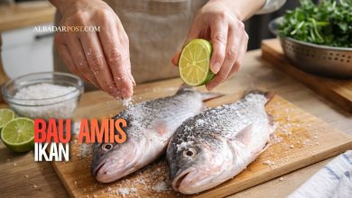 Ilustrasi membersihkan ikan segar di dapur rumah menggunakan jeruk nipis dan garam untuk menghilangkan bau amis sebelum dimasak.