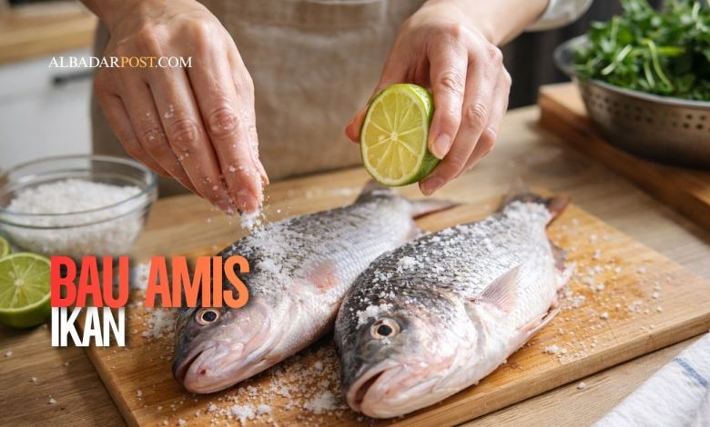 Ilustrasi membersihkan ikan segar di dapur rumah menggunakan jeruk nipis dan garam untuk menghilangkan bau amis sebelum dimasak.