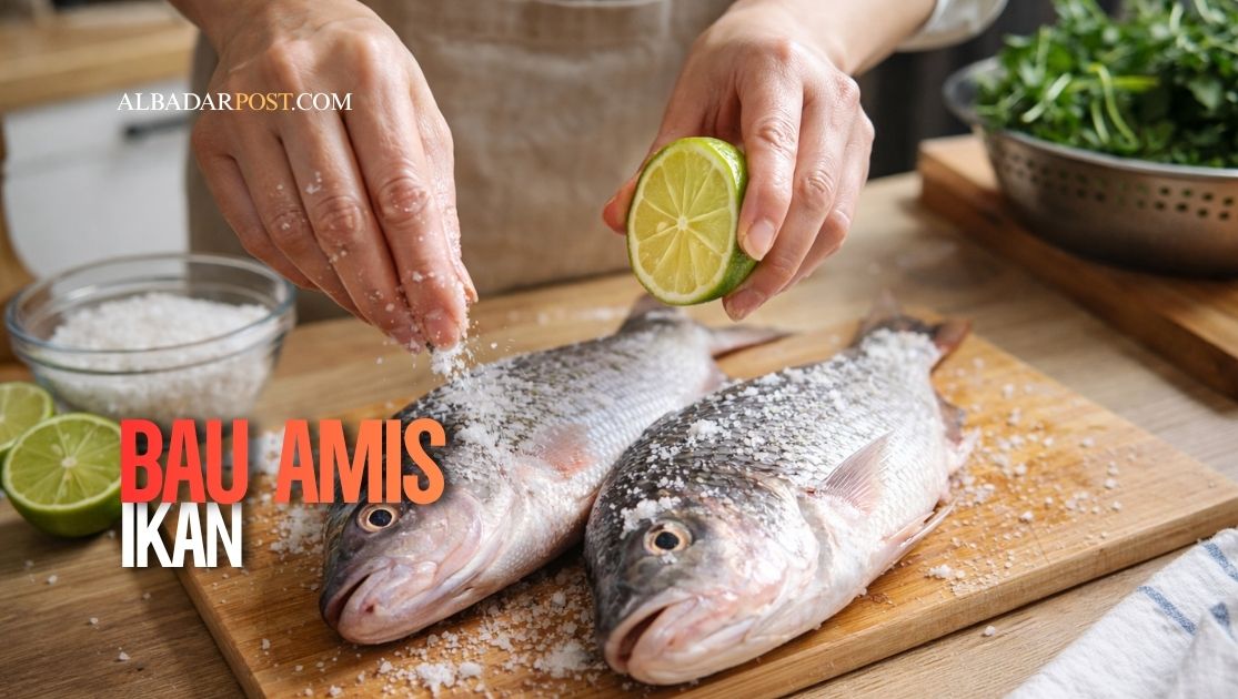 Ilustrasi membersihkan ikan segar di dapur rumah menggunakan jeruk nipis dan garam untuk menghilangkan bau amis sebelum dimasak.