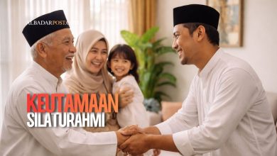 Ilustrasi keluarga Muslim bersilaturahmi saling berjabat tangan dengan suasana hangat penuh kebahagiaan di ruang tamu rumah