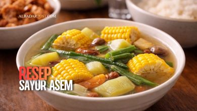 Sayur asem tradisional Indonesia dengan kuah bening segar berisi jagung, kacang panjang, dan labu siam di meja makan keluarga.