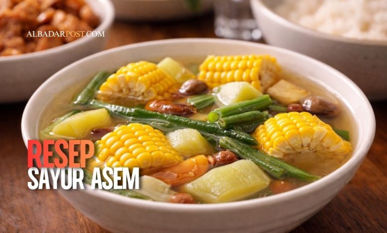 Sayur asem tradisional Indonesia dengan kuah bening segar berisi jagung, kacang panjang, dan labu siam di meja makan keluarga.