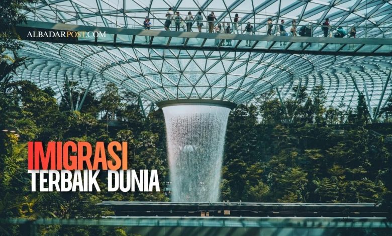 Petugas imigrasi Bandara Changi Singapura melayani penumpang menggunakan sistem pemeriksaan otomatis modern.