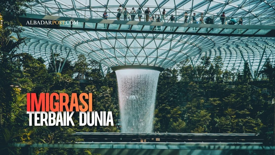 Petugas imigrasi Bandara Changi Singapura melayani penumpang menggunakan sistem pemeriksaan otomatis modern.
