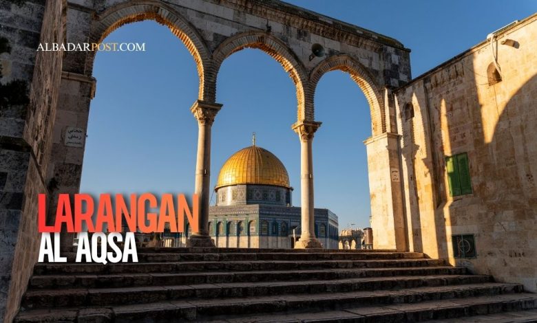 Jamaah Palestina melaksanakan salat Id di luar kompleks Masjid Al-Aqsa akibat pembatasan akses oleh otoritas Israel.