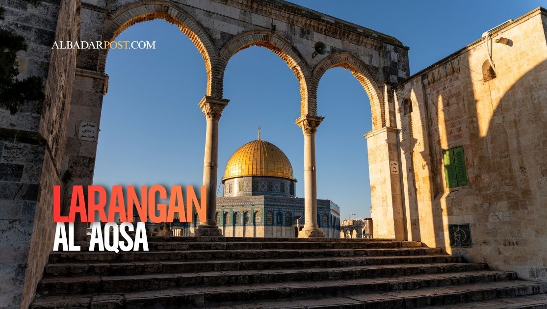 Jamaah Palestina melaksanakan salat Id di luar kompleks Masjid Al-Aqsa akibat pembatasan akses oleh otoritas Israel.