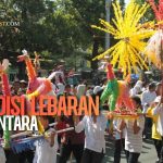 Tradisi lebaran Nusantara dengan masyarakat mengenakan pakaian adat dan berkumpul dalam perayaan budaya daerah