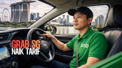 Ilustrasi pengemudi Grab di Singapura dengan latar kota modern dan grafik kenaikan tarif akibat lonjakan harga BBM global.