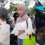 Polisi Pangandaran membantu wisatawan memperbaiki kunci motor rusak saat Operasi Ketupat Lodaya 2026 di kawasan Pantai Pangandaran.