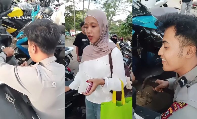 Polisi Pangandaran membantu wisatawan memperbaiki kunci motor rusak saat Operasi Ketupat Lodaya 2026 di kawasan Pantai Pangandaran.