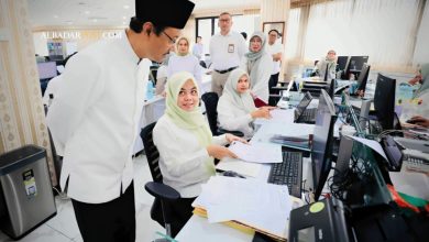 Menteri Sosial Gus Ipul melakukan sidak di kantor Kemensos terkait ribuan ASN yang bolos di hari pertama kerja usai Lebaran.