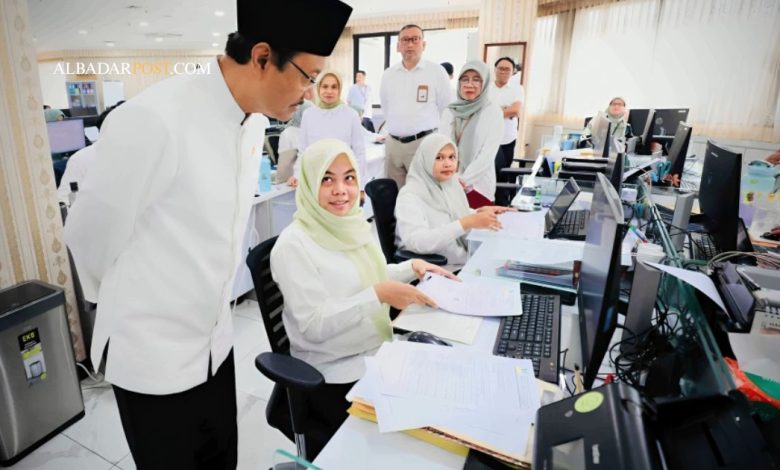 Menteri Sosial Gus Ipul melakukan sidak di kantor Kemensos terkait ribuan ASN yang bolos di hari pertama kerja usai Lebaran.
