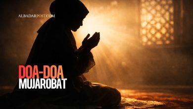 Ilustrasi seorang muslim membaca doa keselamatan perjalanan sebelum memulai perjalanan jauh.