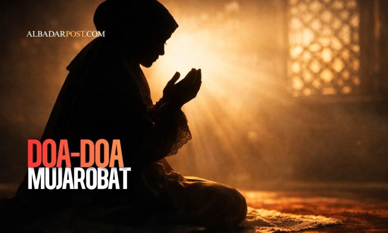 Ilustrasi seorang muslim membaca doa keselamatan perjalanan sebelum memulai perjalanan jauh.