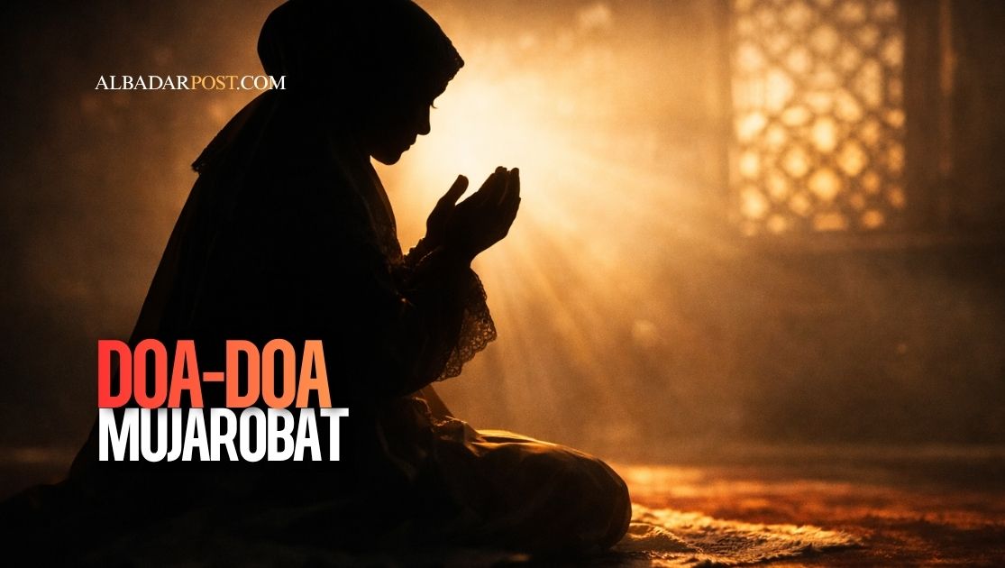 Ilustrasi seorang muslim membaca doa keselamatan perjalanan sebelum memulai perjalanan jauh.