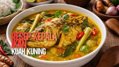 kepala ikan kuah kuning dengan bumbu kunyit dan rempah khas Indonesia disajikan hangat di meja makan sederhana