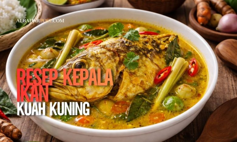 kepala ikan kuah kuning dengan bumbu kunyit dan rempah khas Indonesia disajikan hangat di meja makan sederhana