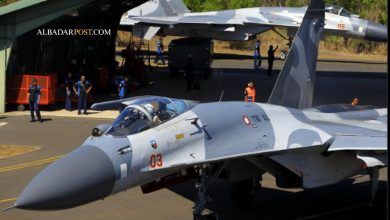 Jet tempur Su-27SKM TNI AU dengan probe pengisian bahan bakar unik di belakang hidung saat keluar dari hanggar