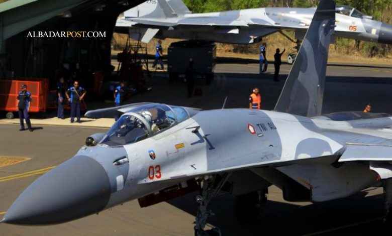 Jet tempur Su-27SKM TNI AU dengan probe pengisian bahan bakar unik di belakang hidung saat keluar dari hanggar