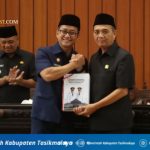 Bupati Tasikmalaya Cecep Nurul Yakin menyampaikan LKPJ Tasikmalaya 2025 di DPRD dengan data pertumbuhan ekonomi dan penurunan kemiskinan