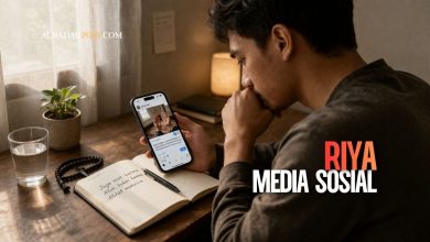 Ilustrasi seseorang merenung setelah posting ibadah di media sosial karena takut riya