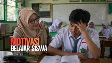 Guru membimbing siswa yang kehilangan motivasi belajar di kelas dengan pendekatan personal dan interaktif