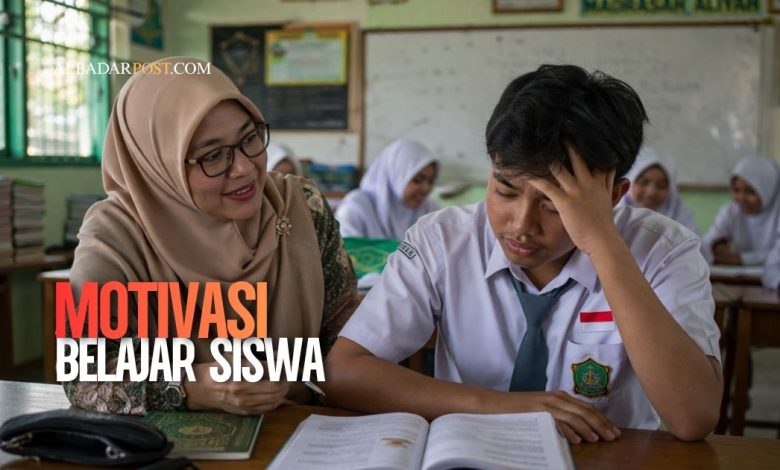 Guru membimbing siswa yang kehilangan motivasi belajar di kelas dengan pendekatan personal dan interaktif