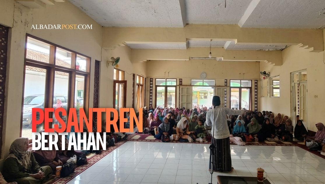 Santri belajar di pesantren tradisional yang menunjukkan alasan pesantren bertahan hingga sekarang.