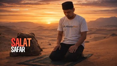 Ilustrasi seorang musafir melaksanakan salat safar di perjalanan dengan latar gurun dan langit senja.