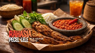 Ilustrasi pecel lele goreng renyah dengan sambal pedas dan lalapan kemangi khas warung kaki lima.