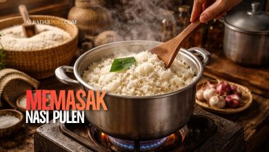 Memasak nasi pulen tanpa rice cooker menggunakan panci dengan metode tradisional di dapur rumah