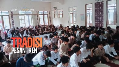 Tradisi pondok pesantren santri belajar kitab kuning bersama kiai di lingkungan pesantren tradisional Indonesia