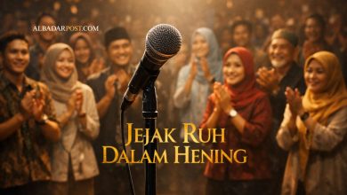 Ilustrasi seseorang mendapat pujian banyak orang sementara Allah menutup aib manusia yang tidak diketahui orang lain.