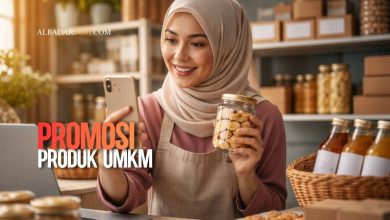 Pelaku UMKM mempromosikan produk melalui media sosial menggunakan smartphone untuk meningkatkan penjualan bisnis kecil.