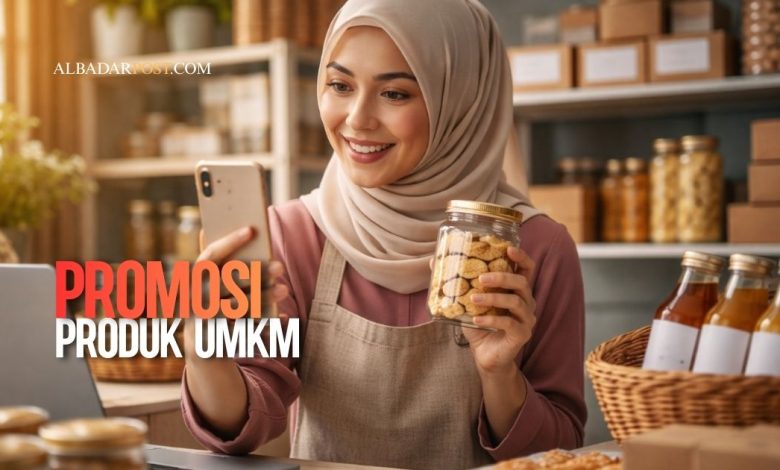 Pelaku UMKM mempromosikan produk melalui media sosial menggunakan smartphone untuk meningkatkan penjualan bisnis kecil.