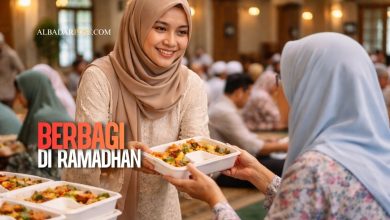 Ilustrasi umat muslim berbagi makanan berbuka puasa kepada jamaah di masjid saat bulan Ramadhan.