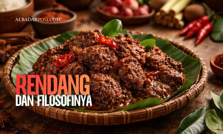 Rendang daging sapi khas Sumatera Barat dengan bumbu rempah kental berwarna cokelat gelap di piring tradisional.