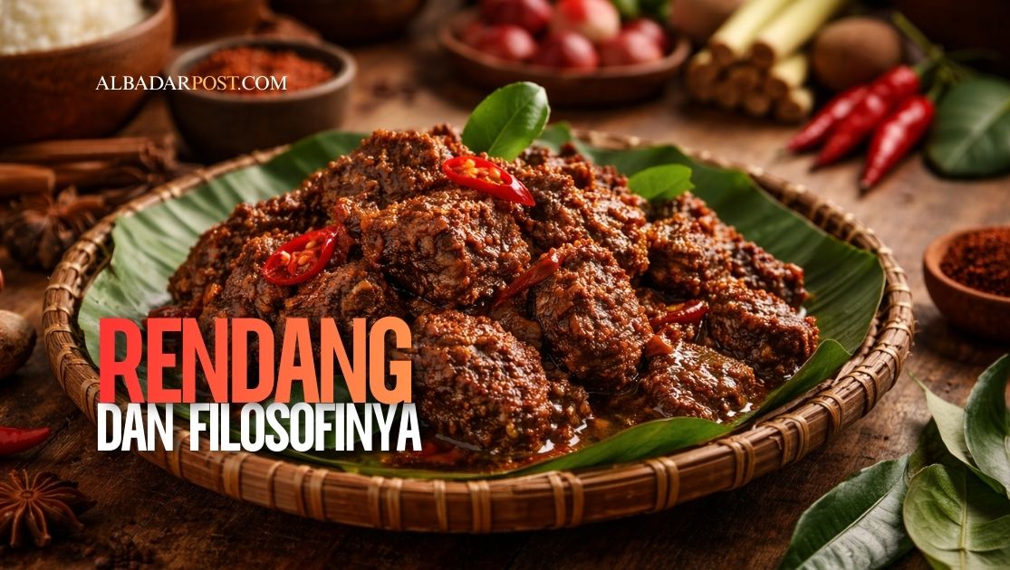 Rendang daging sapi khas Sumatera Barat dengan bumbu rempah kental berwarna cokelat gelap di piring tradisional.